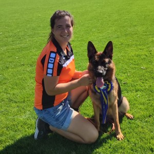 Franziska Weiß mit ihrer Hündin Xine von der Bischofseiche